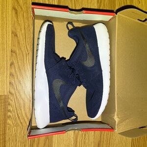 COPY - Nike Roshe One 
Midnight Navy/Black-White
Size 9.5
With box